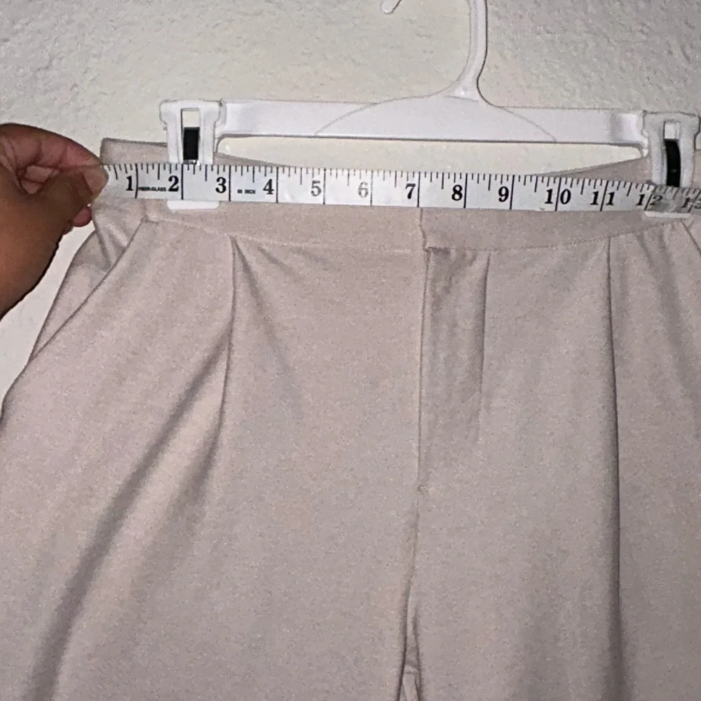 Vuori Women's Wide Leg Pants in Cream - Picture 10 of 12